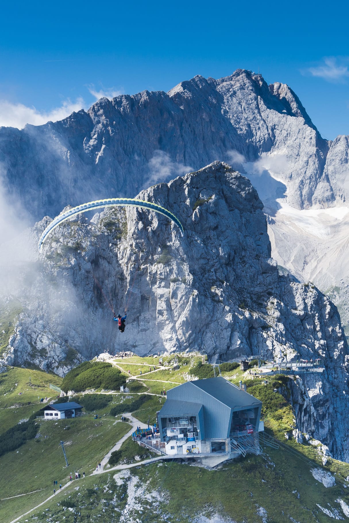Paraglider near the Osterfelderkopf mountain station